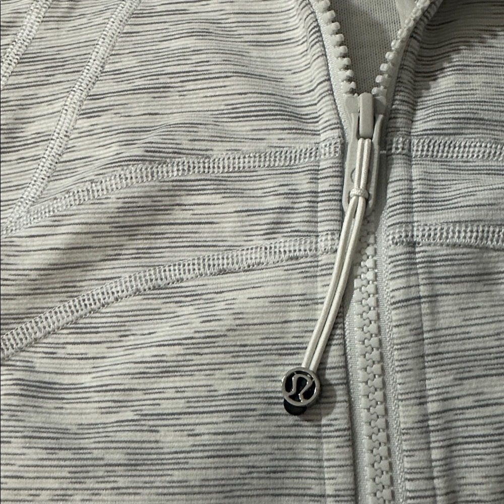 Lululemon jacket size 10 - Picture 4 of 9